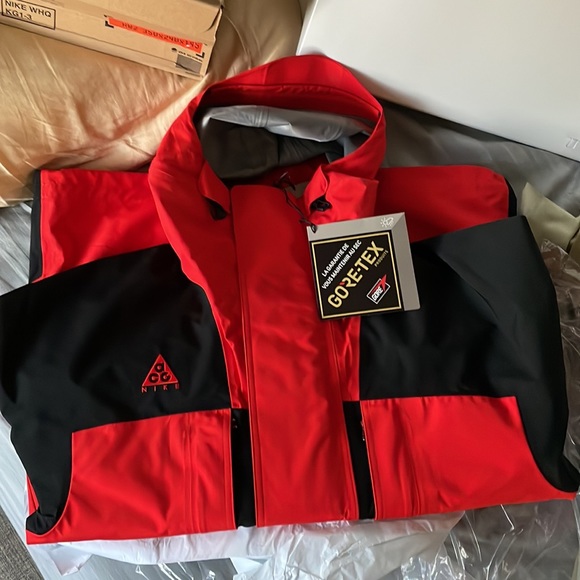 Nike
ACG NRG Gore-Tex Hooded Jacket - Picture 4 of 5